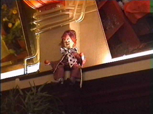 41 - PETIT PERSONNAGE DANS LE RESTAURANT 1.JPG